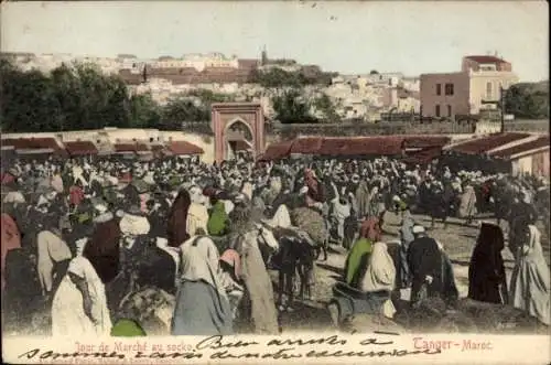 Ak Tangiers Tanger Marokko, Markt mit vielen Menschen, Händler, Waren, Gewänder, Stadttor