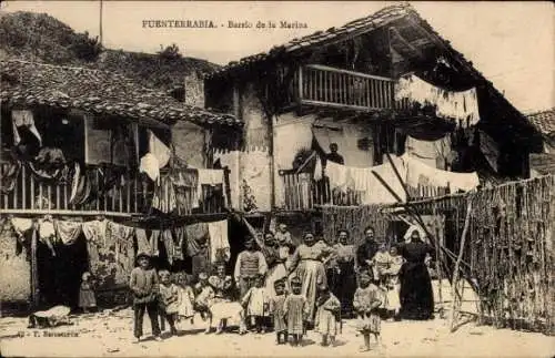 Ak Hondarribia Fuenterrabia Baskenland,  Barrio de la Marina, Gruppen von Menschen, Wäsche auf Le