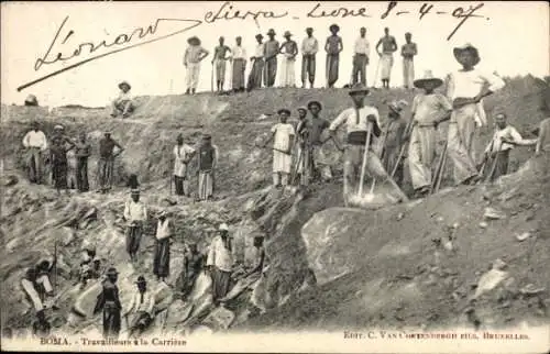 Ak Freetown Sierra Leone, Arbeiter in der Steinbrüche, Gruppe auf einer Erhebung, Landschaft, tei