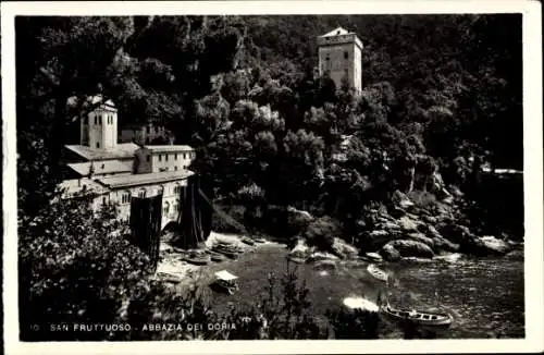 Ak Camogli Liguria, Abtei von San Fruttuoso, Klostergebäude, Naturkulisse, Wasser, Boote