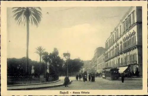 Ak Napoli Neapel Campania, Piazza Vittoria, Palmbaum,  Gebäude, Straßenansicht