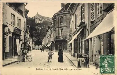 Ak Poligny Seine et Marne, Straße mit Häusern, Menschen, Statue im Hintergrund,  Frankreich