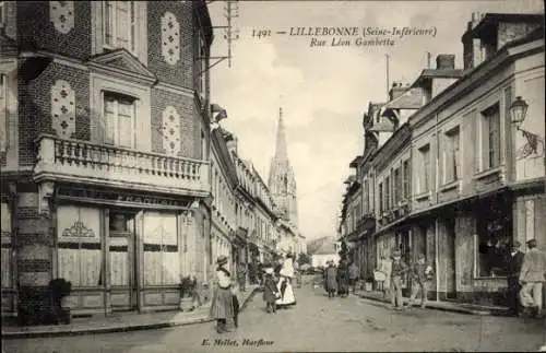 Ak Lillebonne Seine Maritime,  Rue Léon Gambetta,  Gebäude, Fußgänger, Straßenansicht