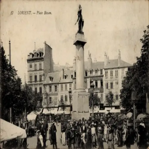Ak Lorient Morbihan, Stadtplatz mit Statue, Menschenmenge,  Architektur