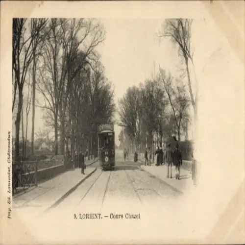 Ak Lorient Morbihan, Schmaler Weg, Straßenbahn, Bäume, Fußgänger, Schwarz-Weiß