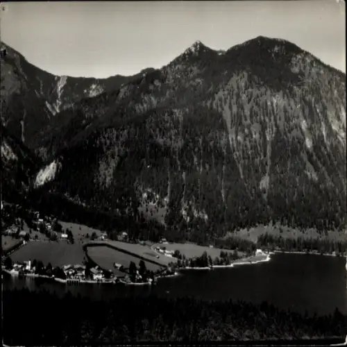 Ak Walchensee Kochel am See, Blick auf den Walchensee mit Bergen im Hintergrund
