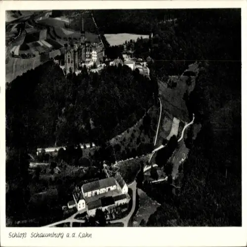 Ak Schaumburg Rinteln an der Weser, Luftaufnahme von Schloss Schaumburg, umgeben von Bäumen, grün