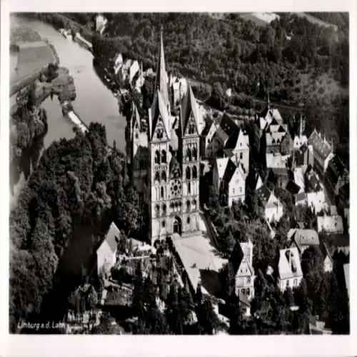 Ak Limburg an der Lahn, Luftaufnahme von Limburg,  Architektur, grünes Ufer, Fluss