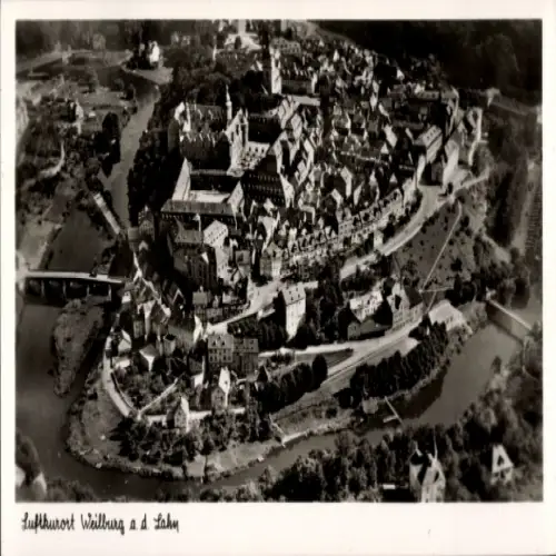 Ak Weilburg an der Lahn Hessen, Luftaufnahme von Weilburg, Wasserläufe,  Stadtarchitektur