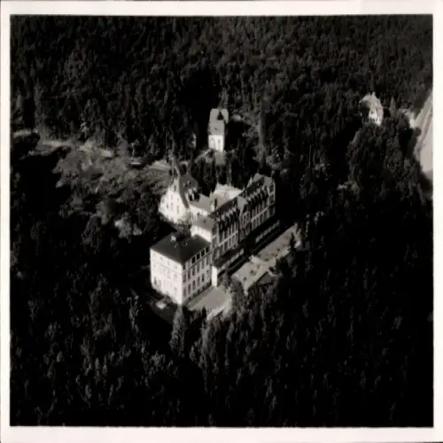 Ak Naurod Wiesbaden in Hessen, Luftaufnahme Taunussanatorium, umgeben von Wald,  Architektur