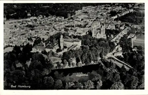 Ak Bad Homburg vor der Höhe Hessen, Luftaufnahme  Berge, Stadt, Fluss, Parkanlage