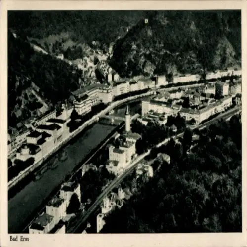 Ak Bad Ems an der Lahn, Luftaufnahme von  Fluss und Architektur, grüne Umgebung