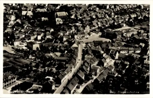 Ak Dudweiler Saarbrücken im Saarland, Luftaufnahme von  viele Häuser, Schwarz-Weiß-Fotografie