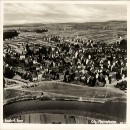 Ak Ensdorf an der Saar, Luftaufnahme von  ruhige Landschaft, kleine Häuser