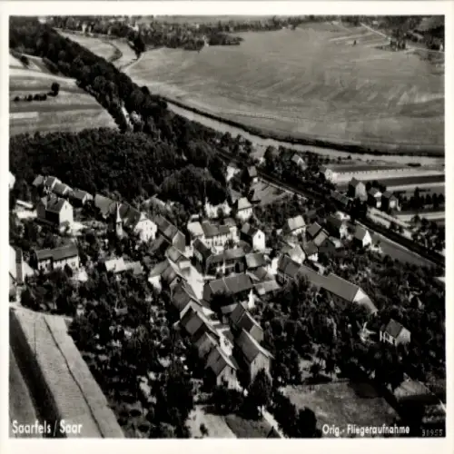 Ak Saarfels Beckingen im Saarland, Luftaufnahme von  Häuser, Landschaft, Schwarz-Weiß