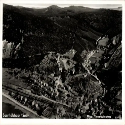 Ak Saarhölzbach Mettlach im Saarland, Luftaufnahme von  Landschaft, Hügel, Häuser, Bahngleis