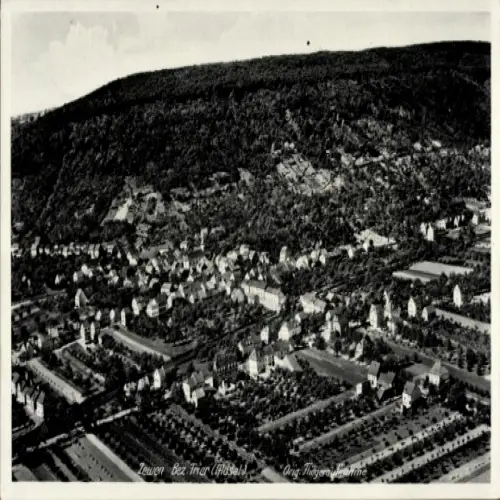 Ak Zewen Trier an der Mosel, Luftaufnahme von Zewen, Landschaft, Häuser, Straße, Bäume