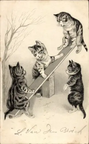 Ak Vier junge Katzen spielen auf einer Wippe