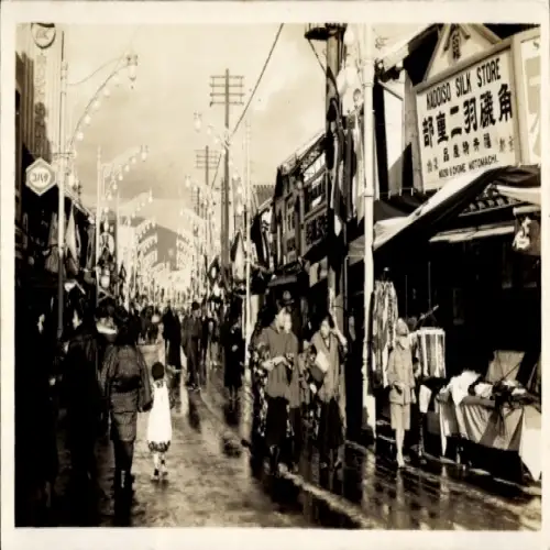 Foto Ak Japan, Straße, Passanten, Geschäfte
