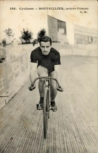 Ak Radrennsport, Radrennfahrer Bouteillier, französischer Sprinter, Radrennbahn