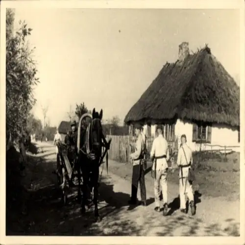 Foto Ak Nieciecza Nieciecz Polen, Dorfstraße, deutsche Soldaten, Pferdefuhrwerk