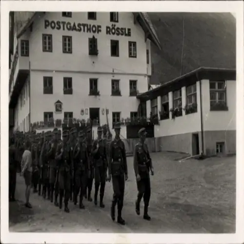 Foto Ak Galtür in Tirol, Gebirgsjäger in Uniformen, Postgasthof Rössle