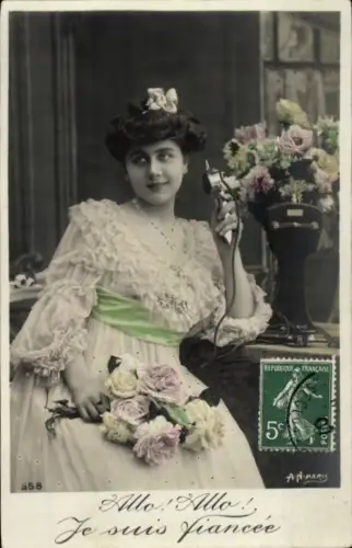 Ak Frau beim Telefonieren, Telefon, Blumen