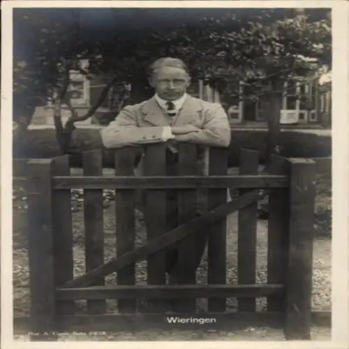 Ak Kronprinz Wilhelm von Preußen an einem Gartentor, im Exil in Wieringen Nordholland