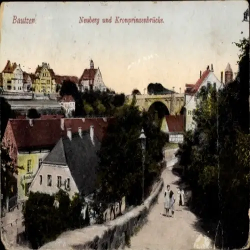 Ak Bautzen in der Oberlausitz,  Neuberg, Kronprinzenbrücke,  Stadtansicht, zwei Spaziergänger