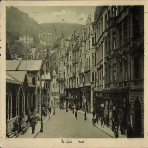 Ak Karlovy Vary Karlsbad Stadt, Markt, Spaziergänger, Geschäfte