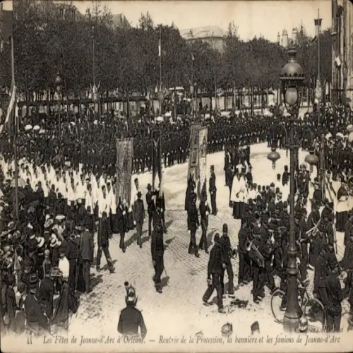 Ak Orléans Loiret, Festumzug zu Ehren von Jeanne d'Arc, Menschenmenge, Flaggen und Banner