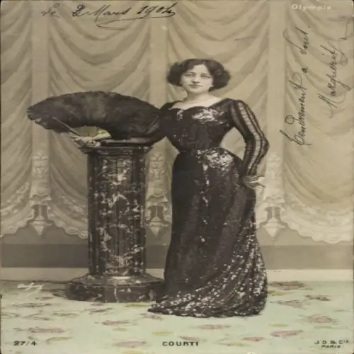 Ak Varieté Künstlerin Courti, Olympia, Portrait im Kleid, Fächer