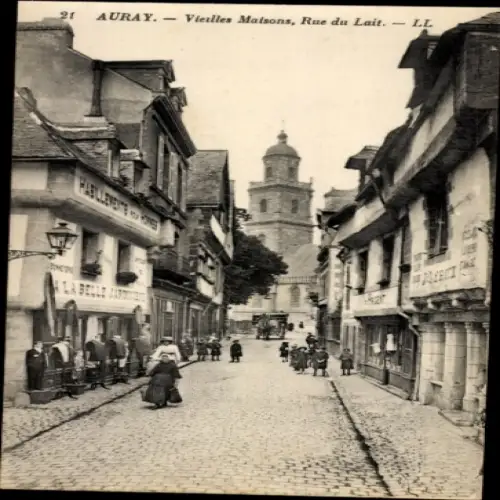 Ak Auray Morbihan, Straße mit alten Häusern, Kirchen Uhrturm, Menschen