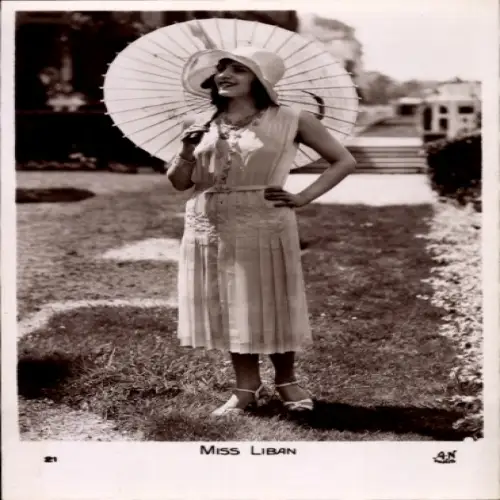 Foto Ak Miss Libanon, Portrait im Kleid mit Sonnenschirm