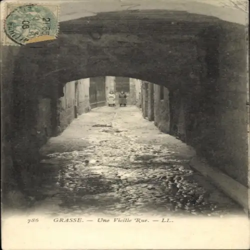 Ak Grasse Alpes Maritimes, Altstadtgasse, schmaler Durchgang, Kopfsteinpflaster, Personen im Hint