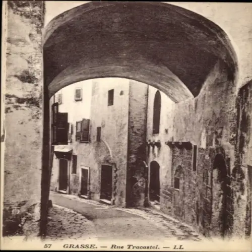 Ak Grasse Alpes Maritimes, Bild von der Rue Tracastel, enge Gasse, alte Gebäude,  Atmosphäre