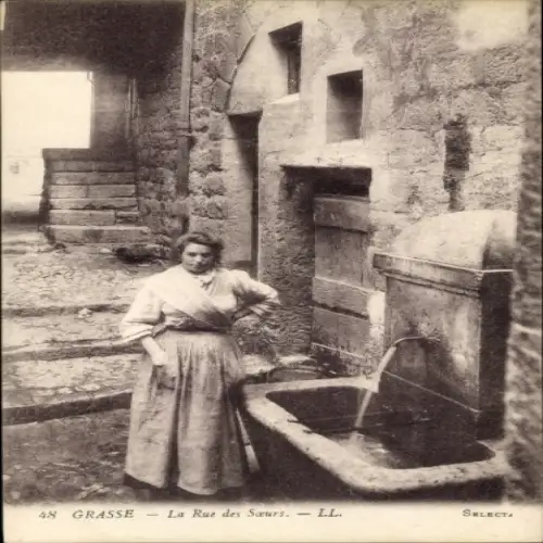 Ak Grasse Alpes Maritimes, Historisches Bild, Frau am Brunnen, La Rue des Saurs, alte Steine