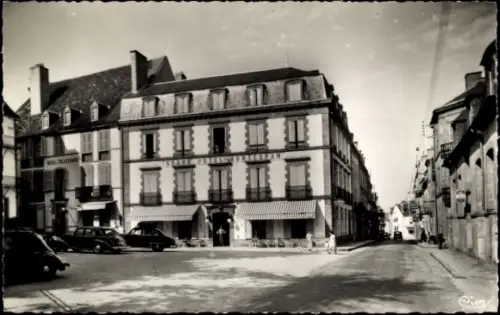Ak Bourbon l'Archambault Allier, Place des Thermes, Grand Hotel Montespan