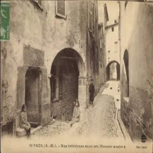 Ak Saint Paul du Var Alpes Maritimes, Rue intérieure avec ses Blasons anciens