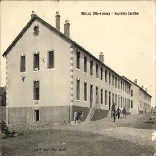 Ak Bellac Haute Vienne, Nouvelles Casernes, militärische Architektur, Menschen dabei