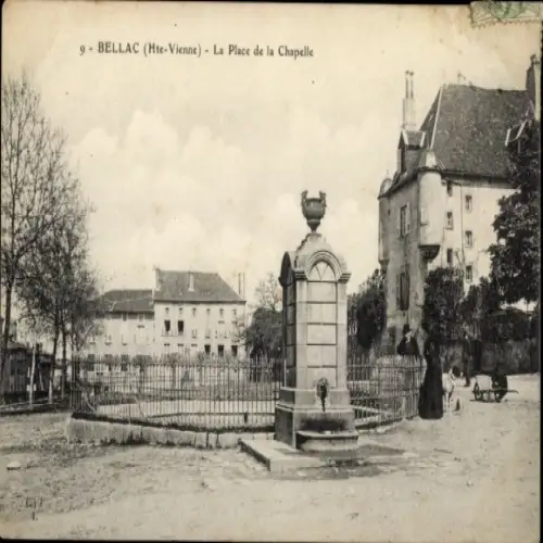 Ak Bellac Haute Vienne, Brunnen, Gebäude, Baum, Frau in schwarzem Kleid, Parkbank
