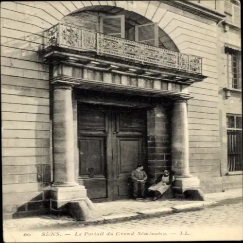 Ak Sens Yonne, Historisches Gebäude, Eingang, zwei Personen, Pflastersteinboden