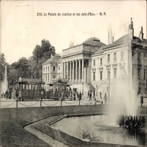 Ak Tours Indre et Loire, Palais de Justice, Brunnen, Straßenbahn, Menschenmenge