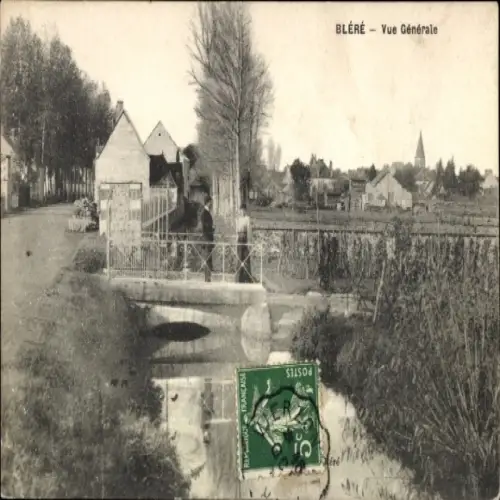 Ak Bléré Indre et Loire, Brücke, Häuser, Wasserlauf, ländliche Landschaft, Bäume, Kirche im Hinte