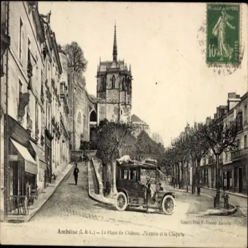 Ak Amboise Indre et Loire, Alte Stadtansicht, Kirche, Straße, Auto, Bäume,  Atmosphäre