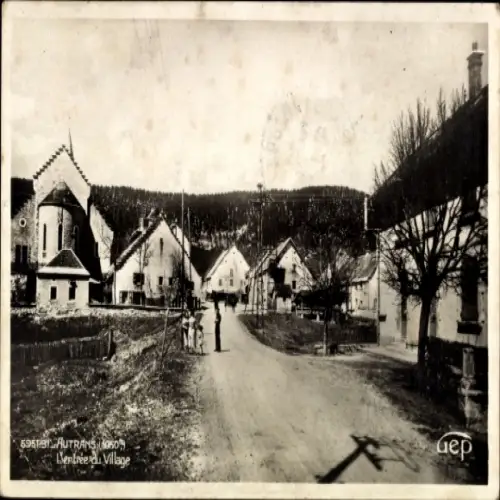 Ak Autrans Isère, L'entrée du Village, Häuser, Straße, Bäume, vier Personen
