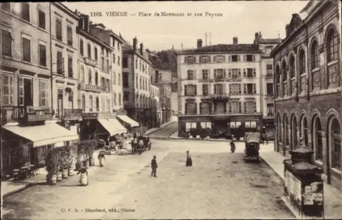 Ak Poitiers Vienne, Platz de Miremont, rue Peyron,  Architektur, Straßenansicht
