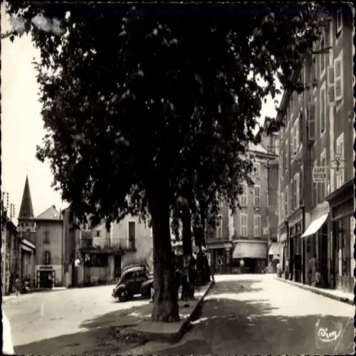 Ak Tullins Isère, Platz mit Bäumen, Café Meyzin, Autos,  Gebäude, Straße