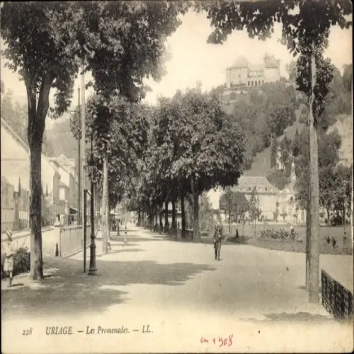 Ak Uriage les Bains Isère, Les Promenades, Bäume, Weg, Gebäude im Hintergrund,  Ansicht