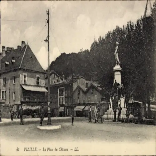 Ak Vizille Isère, Platz mit Statue, Gebäude, Straßenansicht,  Atmosphäre